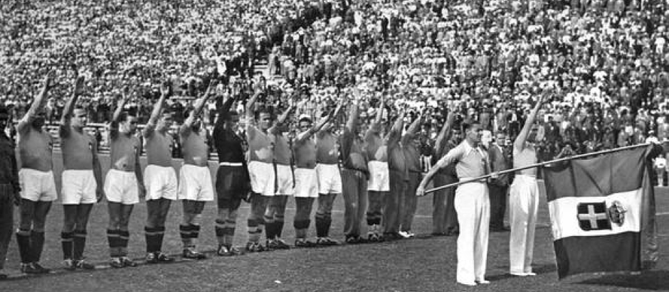 Los ‘azzurri’ haciendo el saludo fascista antes del partido final frente a Checoslovaquia, en 1934