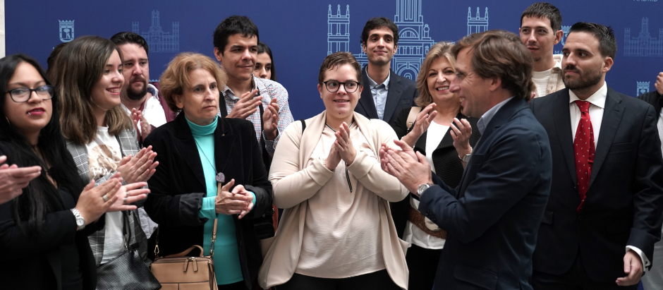 Almeida, junto a los nuevos funcionarios del Ayuntamiento de Madrid