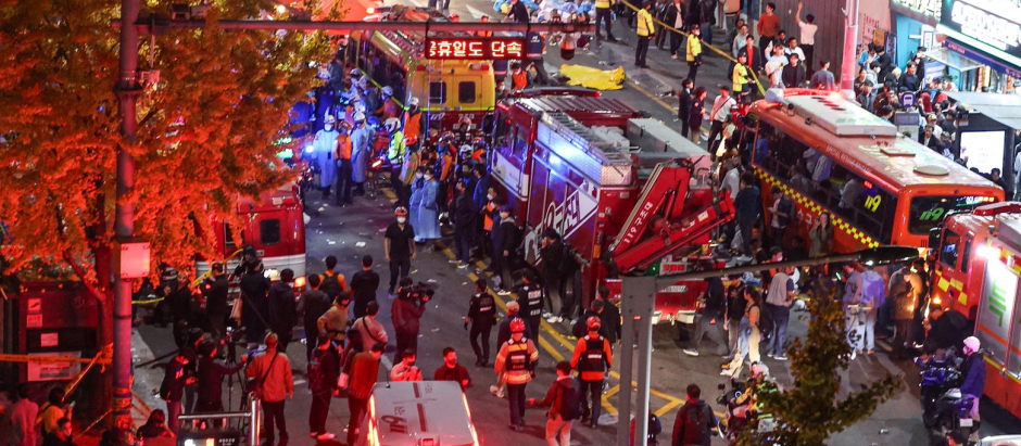 Ambulancias y profesionales sanitarios en el barrio de Itaewon, Seúl, donde una avalancha humana ha dejado al menos 120 muertos
