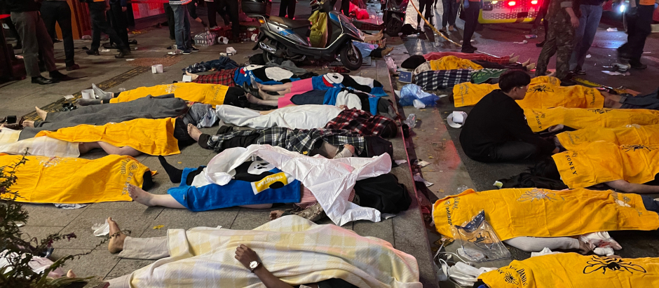 Cadáveres cubiertos con mantas en las calles de Itaewon, un barrio de la capital surcoreana
