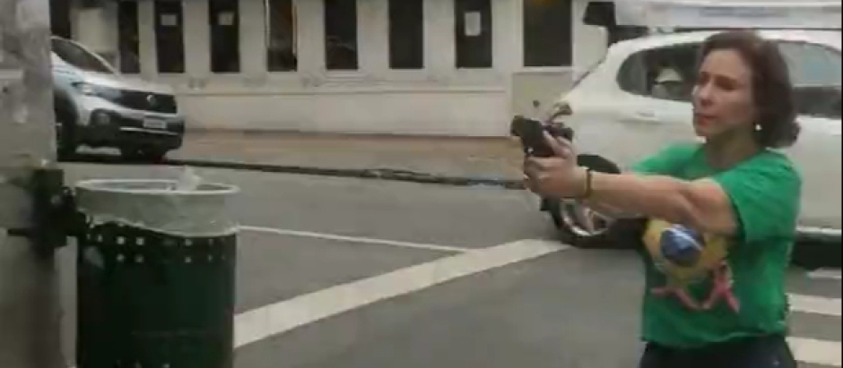 La diputada bolsonarista Carla Zambelli persigue, pistola en mano, a un hombre por las calles de Sao Paulo