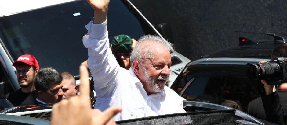 El expresidente Luiz Inacio Lula Da Silva saluda a sus seguidores en el colegio electoral
