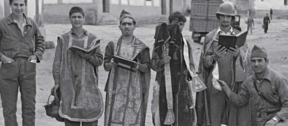 Milicianos disfrazados con vestiduras religiosas tras el saqueo de la iglesia de un pueblo en 1936