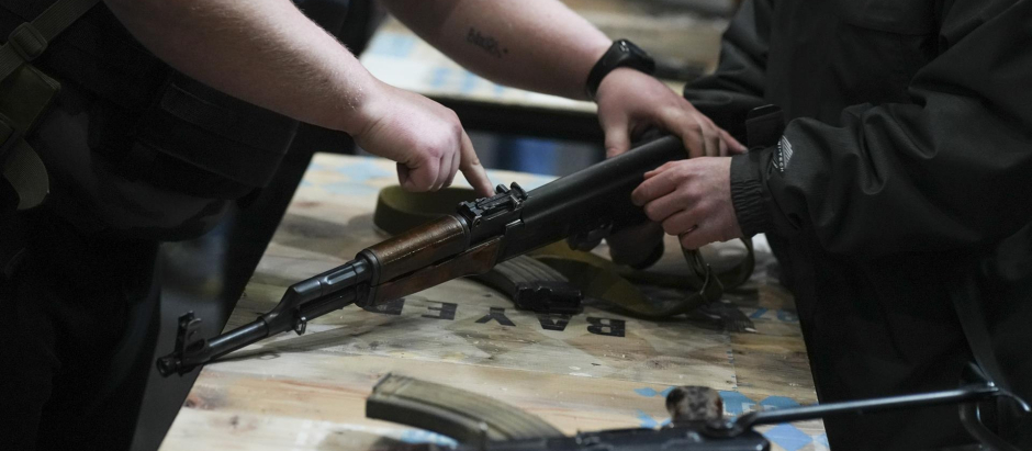 Instructores de armamento enseñan a manejar armas de guerra a civiles ucranianos