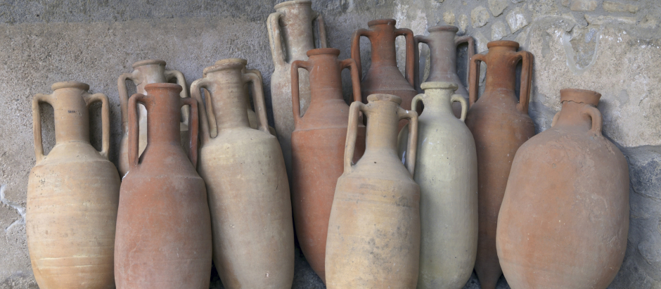 En los almacenes contiguos a las tabernas había numerosas jarras llenas de vino, preparadas para servir a la clientela