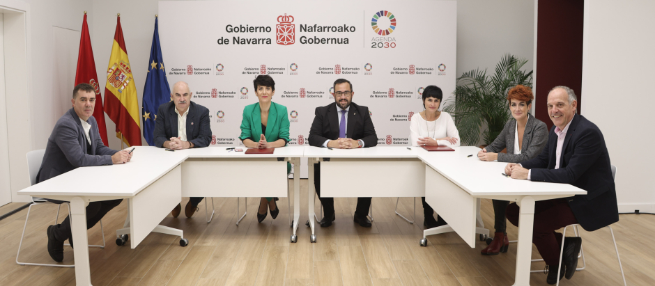 La foto del acuerdo: socialistas (centro) y Bildu (derecha) posan justo antes de firmar el acuerdo presupuestario. A la izquierda, Podemos y Geroa Bai (PNV)
