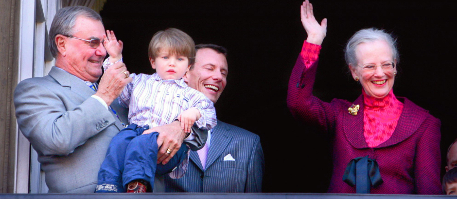 La reina Margarita de Dinamarca, a la derecha. A la izquierda, el príncipe Henrik con su nieto Félix. En el centro, el príncipe Joakim