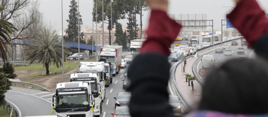 Una protesta de camioneros provoca retenciones en la ronda sur de València