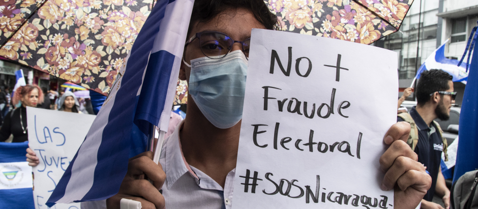 Un manifestante sostiene una pancarta en la que pide elecciones con garantías en Nicaragua