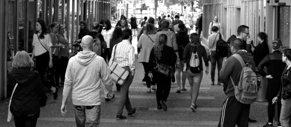 Ciudadanos caminando por la calle