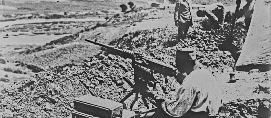 Ametralladora francesa servida por un fusilero senegalés en Ain Aicha (provincia de Taunat) en junio de 1925