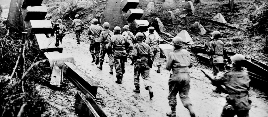 Soldados estadounidenses atravesando la Línea Sigfrido