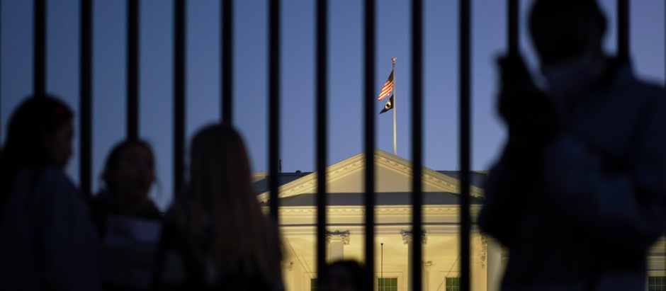 Varias personas, a las puertas de la Casa Blanca, durante la jornada electoral de las Legislativas