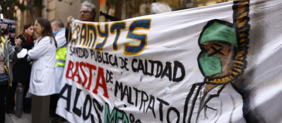 Médicos de urgencias extrahospitalarias de Atención Primaria de Madrid participan este lunes en una concentración frente a la sede de la Consejería de Sanidad en Madrid,