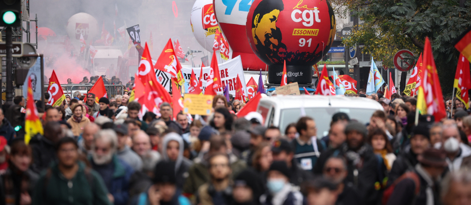 Una manifestación recorre las calles de París como parte de una huelga convocado por el sindicato CGT
