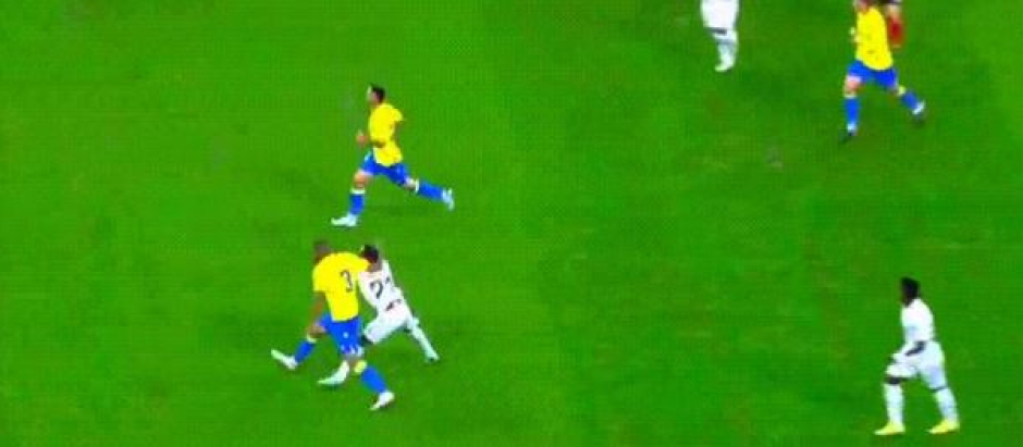 Captura del momento de la agresión del jugador del Cádiz al delantero blanco