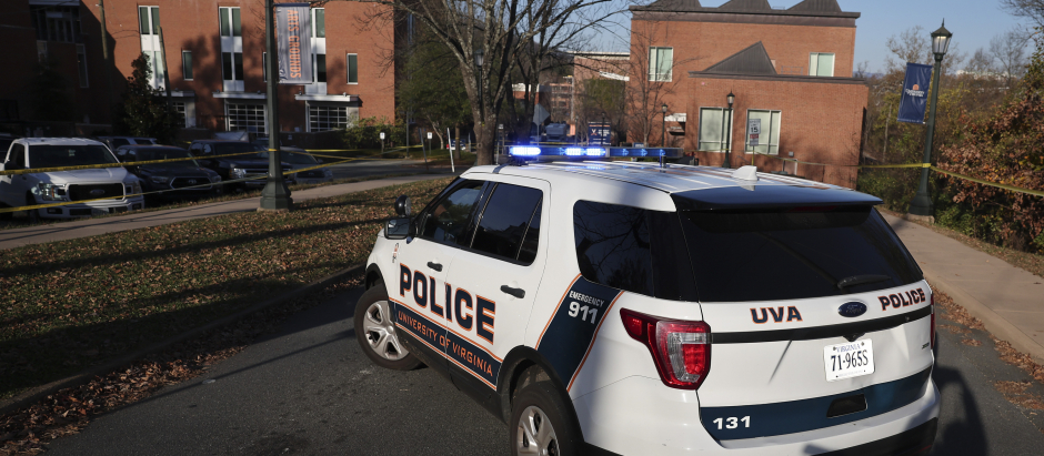 Un coche de policía bloquea el acceso a la escena del crimen donde 3 personas murieron y otras 2 resultaron heridas en los terrenos de la Universidad de Virginia