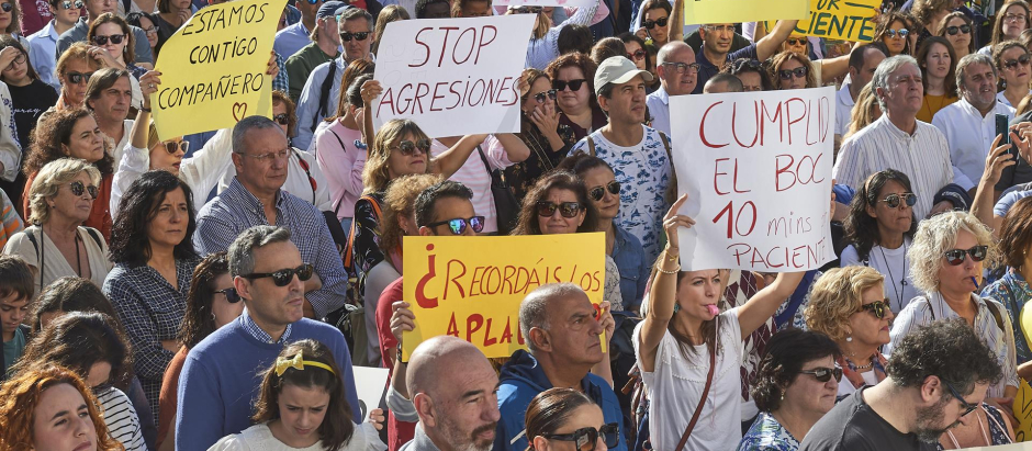 Concentración de protesta celebrada este domingo en la Plaza del Ayuntamiento de Santander para reclamar una Atención Primaria de Calldad