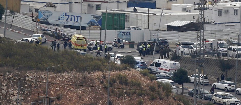 Fuerzas de seguridad isralíes acordonando la escena del crímen que dejó dos muertos y cuatro heridosen Cisjordania
