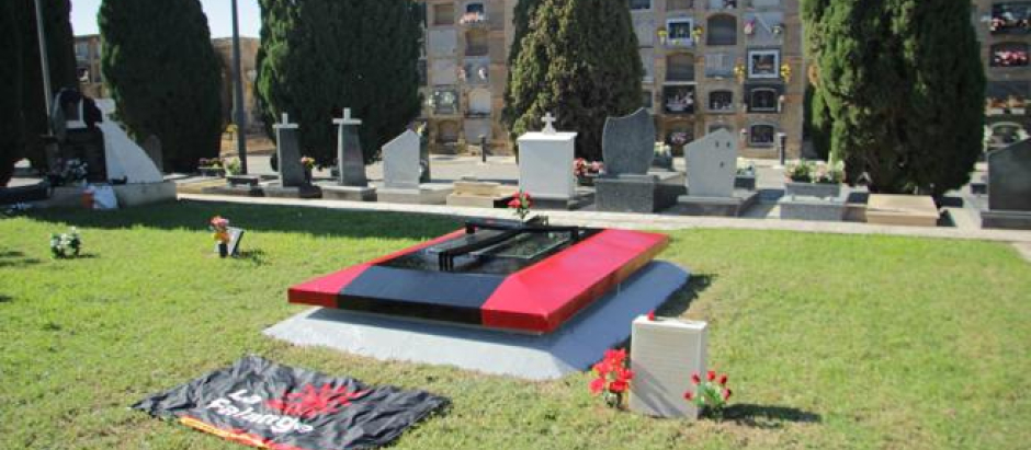 Imagen de la primera tumba de José Antonio Primo de Rivera, en el cementerio de Alicante