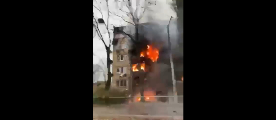 Edificio en llamas en Kiev tras un nuevo bombardeo ruso
