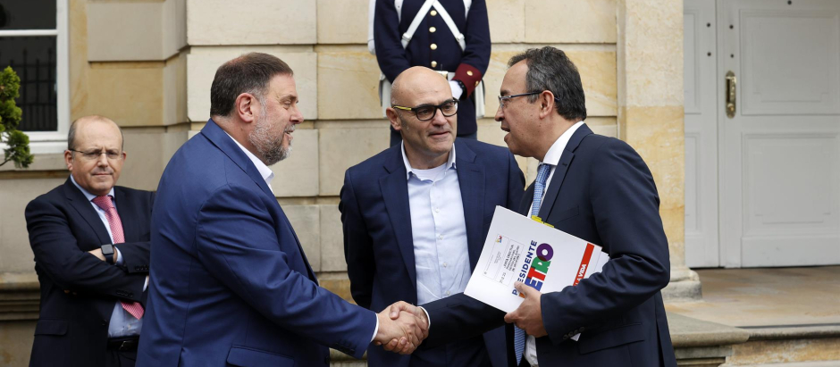 El presidente del partido Esquerra Republicana de Cataluña (ERC), Oriol Junqueras (2i) estrecha la mano del ministro del Interior, Alfonso Prada (d) hoy en la Casa de Nariño, en Bogotá (Colombia)