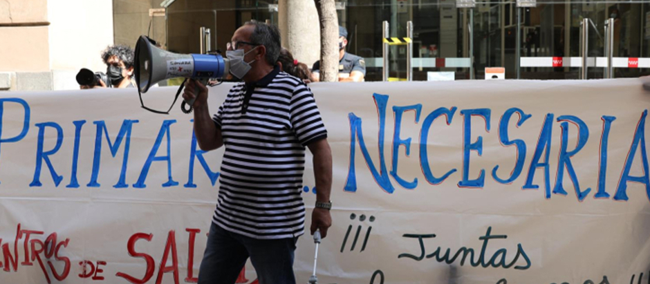Un hombre con un megáfono durante una concentración frente a la Consejería de Sanidad