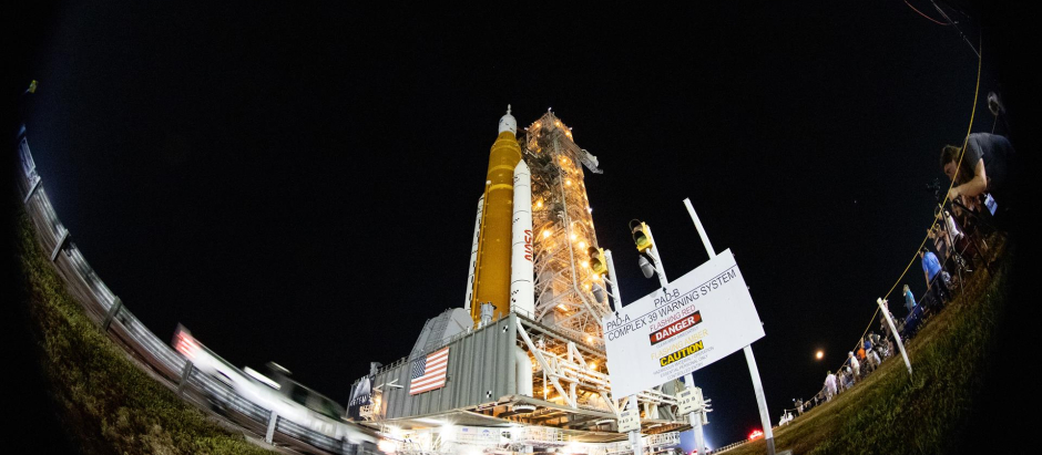 Cohete del Sistema de Lanzamiento Espacial con la nave espacial Orión a bordo
