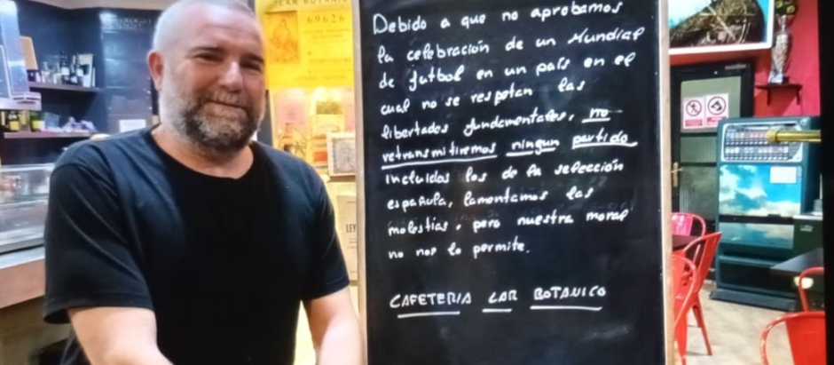 César Soler, dueño del bar Lar Botánico, junto al cartel informativo sobre el Mundial.