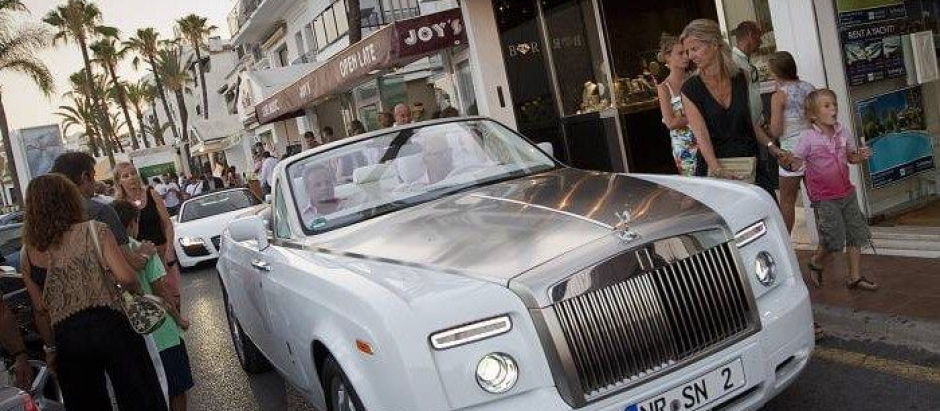 Un Rolls-Royce, una de las marcas incautadas por los agentes, por Puerto Banús, en Marbella.