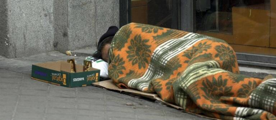 Una persona durmiendo en la calle en Valencia.