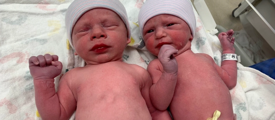 Lydia y Timothy Ridgeway, mellizos de embriones congelados