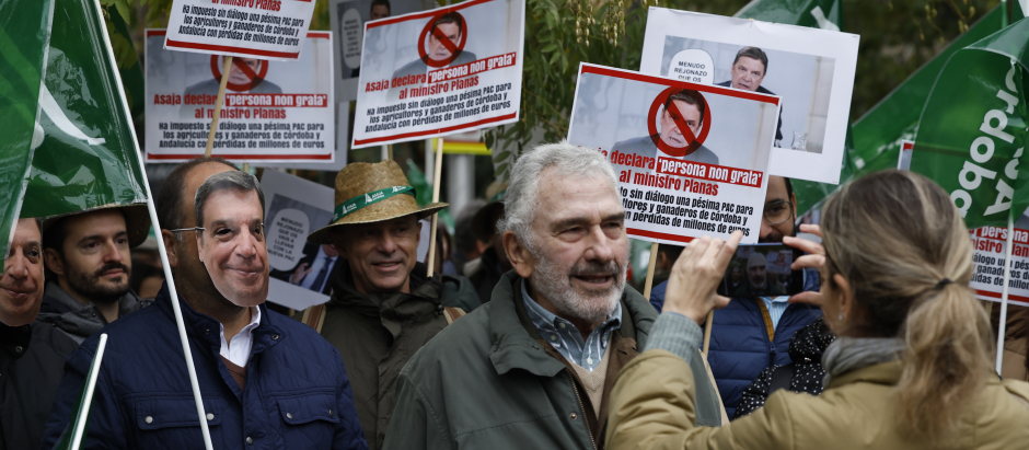 Concentración de agricultores y ganaderos de Asaja este miércoles ante la Oficina de la Comisión Europea en Madrid, en protesta por lo que consideran "ninguneo" de e esta institución hacia los verdaderos protagonistas de la agricultura europea