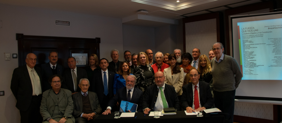 Los representantes de la veintena de asociaciones que promueven el comunicado, con el exministro Jaime Mayor Oreja en el centro