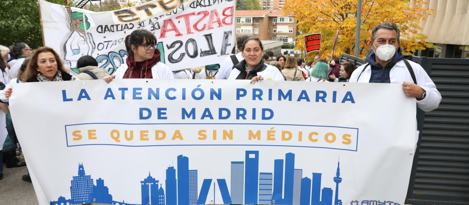 Varias personas sujetan una pancarta en la que se lee: 'La atención primaria de Madrid se queda sin médicos'