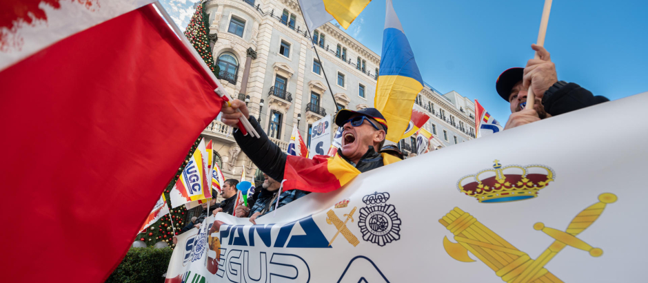 Un momento de la manifestación convocada por el Sindicato Unificado de Policía (SUP) y la Asociación Unificada de Guardias Civiles (AUGC), para pedir al Gobierno que "se siente" a negociar las condiciones de jubilación de los agentes y otras reivindicaciones, este sábado en Madrid. EFE/ Fernando Villar