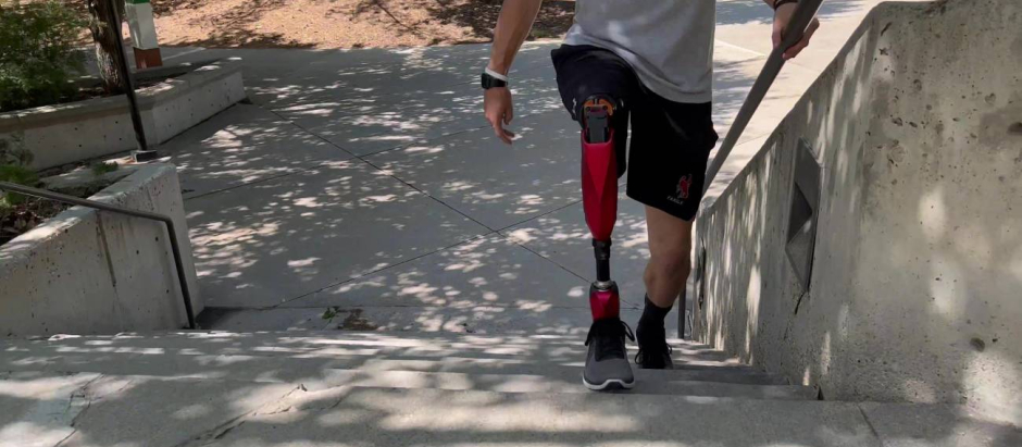 Persona amputada usando la prótesis robótica de la Universidad de Utah