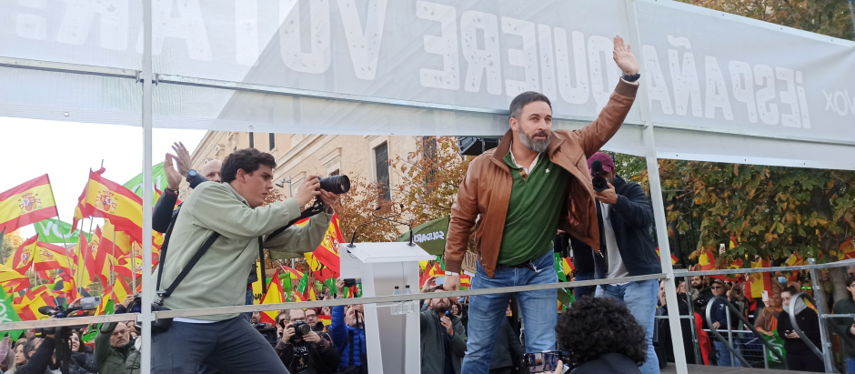 El líder de Vox, Santiago Abascal, saluda a los asistentes