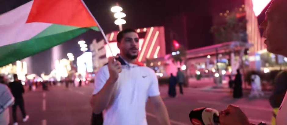 Fotograma de un vídeo de la cuenta de Raz Shechnik en el que se ve a un aficionado con la bandera palestina