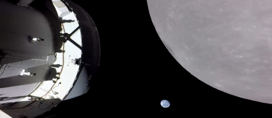 La nave Orion, cercana a la Luna y con el planeta Tierra de fondo