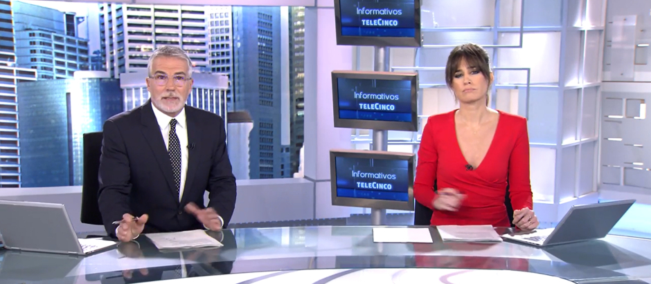 David Cantero e Isabel Jiménez, presentadores del Informativo de mediodía en Telecinco
