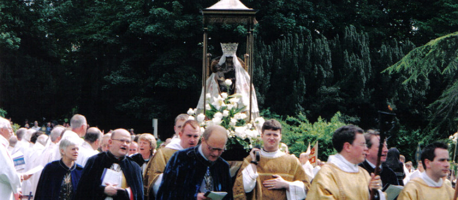 Anglocatólicos en procesión de la Virgen de Walsingham, de la Cofradía Nacional Anglicana de Walsingham.