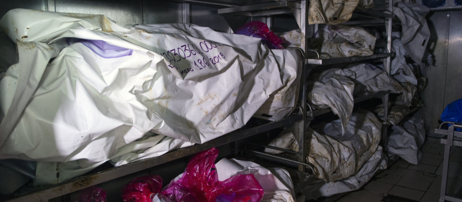 View of bags with corpses or human remains inside a cold room of the morgue at the Forensic Medical Service in Chilpancingo, Guerrero State, on September 6, 2022. - In a dark, windowless storage room with no air conditioning in southern Mexico, thousands of bones of unidentified people encapsulate the crisis of a forensic system overwhelmed by violent crime. (Photo by CLAUDIO CRUZ / AFP)