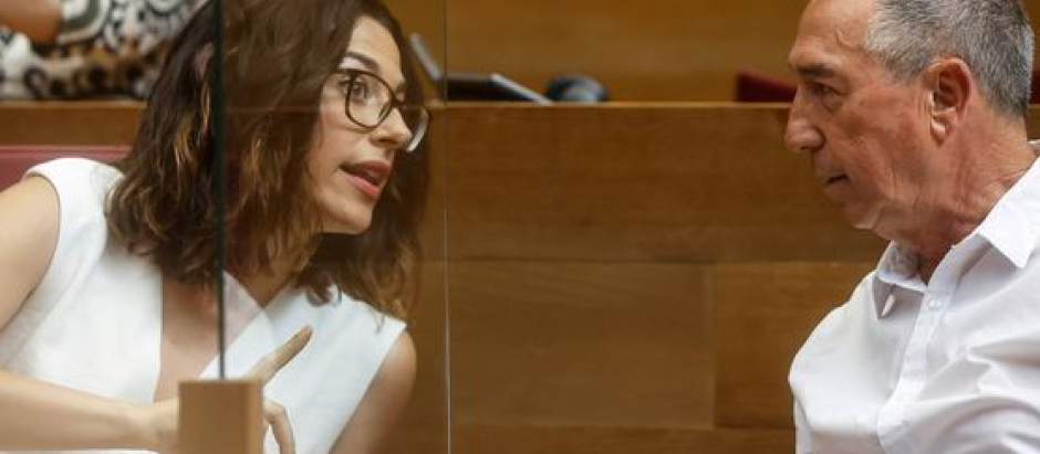 La vicepresidenta valenciana, Aitana Mas, conversa con Joan Baldoví en el parlamento autonómico.