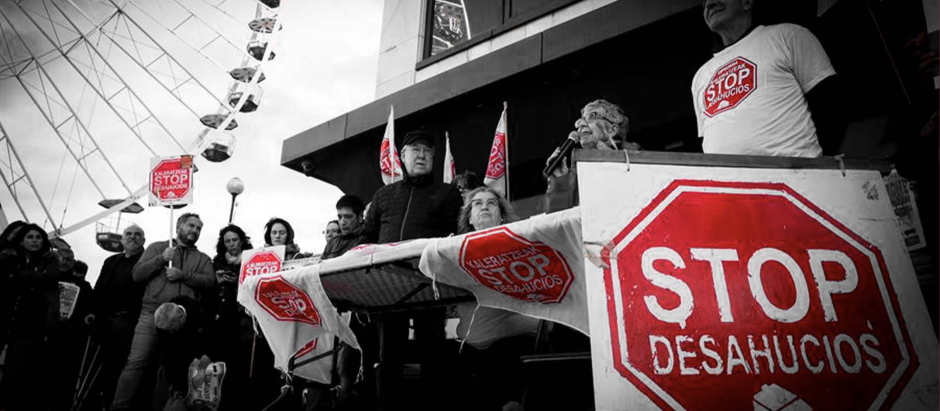 La plataforma Stop Desahucios se concentra en San Sebastián para denunciar los «fondos buitre»