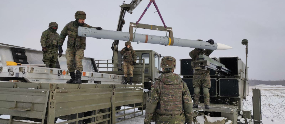 Militares españoles desplegados en Letonia operan con el sistema de misiles Nasams