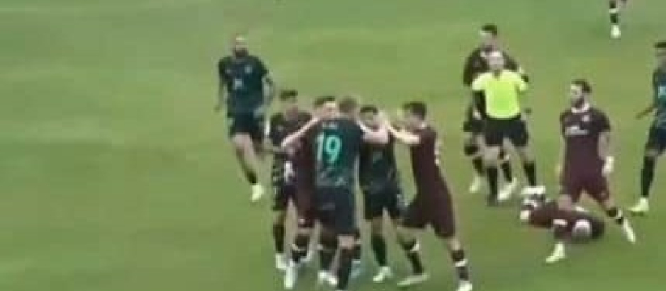 Jugadores del Almería y el Hearts escocés protagonizaron una gran pelea en un partido amistoso