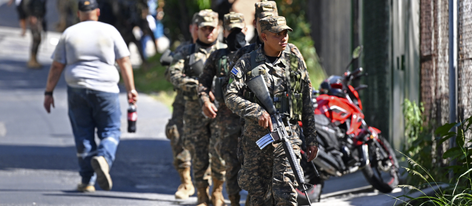 Varios soldados discurren por la ciudad de Soyapango, El Salvador, en un operativo contra las bandas