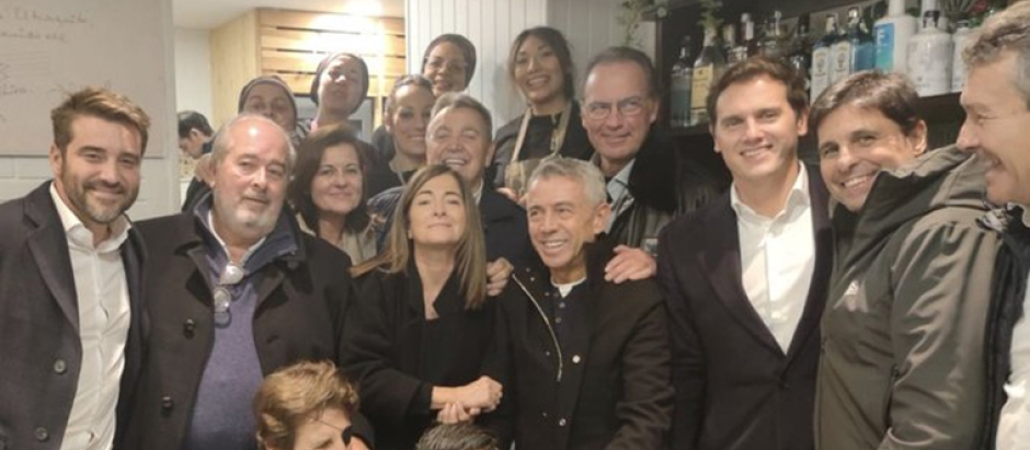 Luis Figo, sonriente junto a amigos en la imagen que Baldoví tildó de "la caspa".