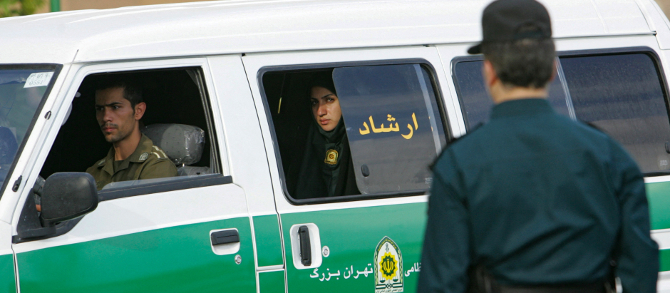 Una mujer es arrestada por la policía de la moral en Teherán. (Archivo, 2007)